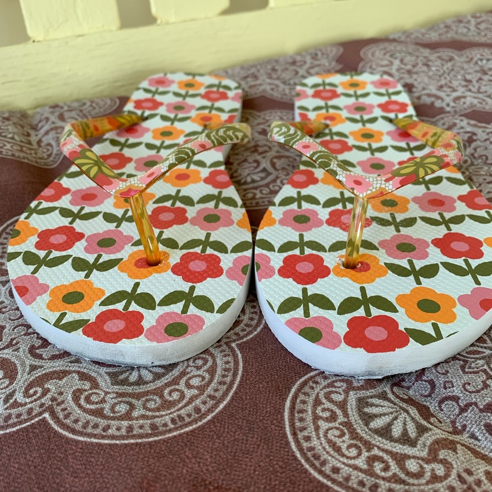 *FREE with $25 purchase* Vera Bradley Flip Flops - Picture 4 of 6